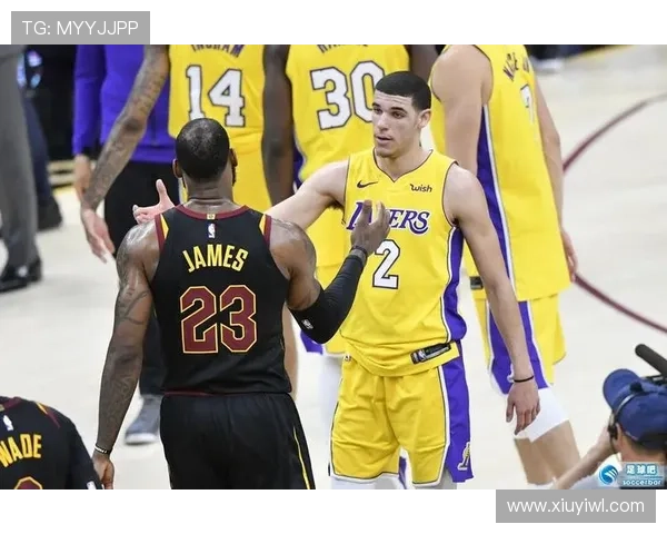 斯蒂芬·卡斯尔利用无球跑动提升三分效率明显优于队友鲍尔