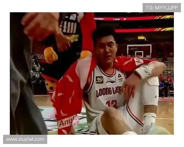 郭艾伦今天又穿着球鞋去逛街，路人全懵了，这球星也太接地气吧！